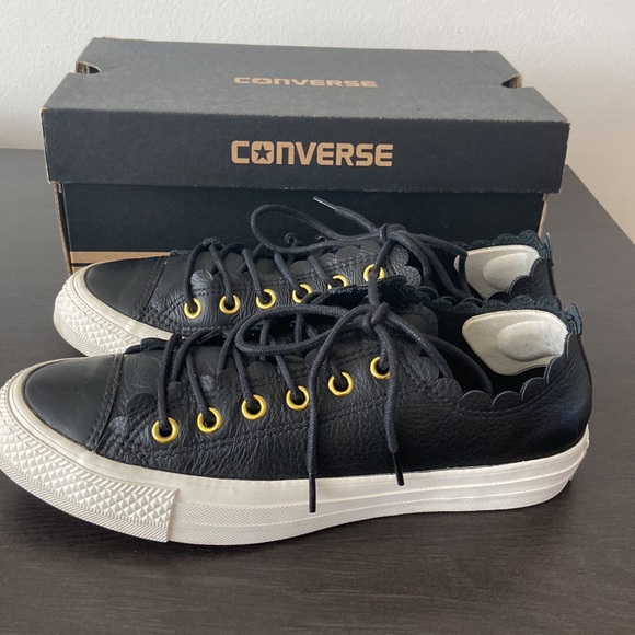 Women Converse size 7 black leather sneakers( runs 1/2 size bigger) - Picture 9 of 9